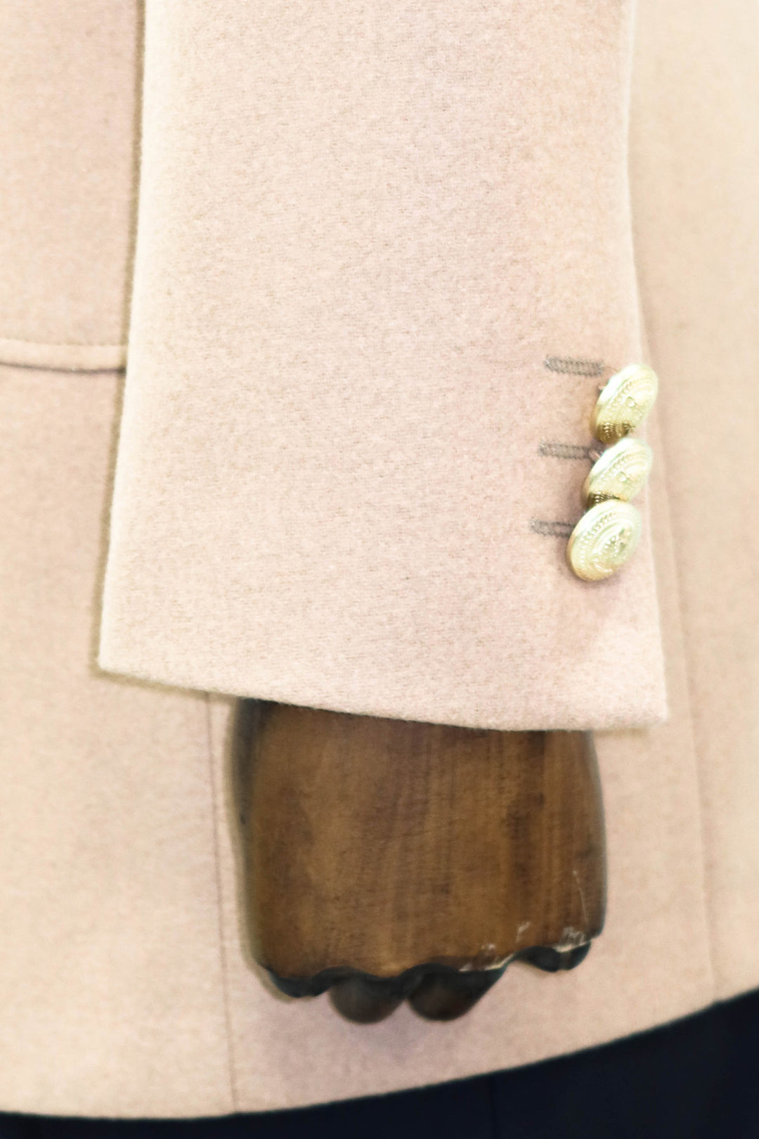 Abrigo de hombre crema con doble botonadura y botones metálicos - Wessi