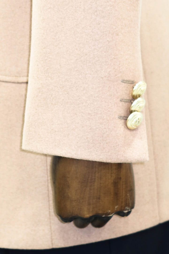 Abrigo de hombre crema con doble botonadura y botones metálicos - Wessi