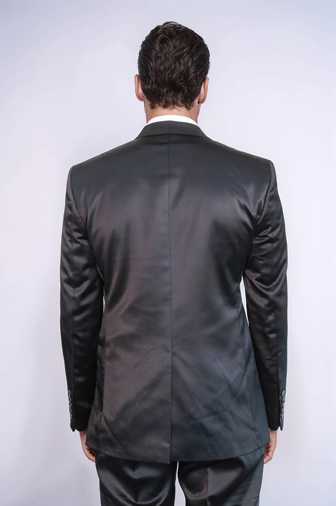 Атласный черный мужской костюм из двух частей с двумя пуговицами и лацканами