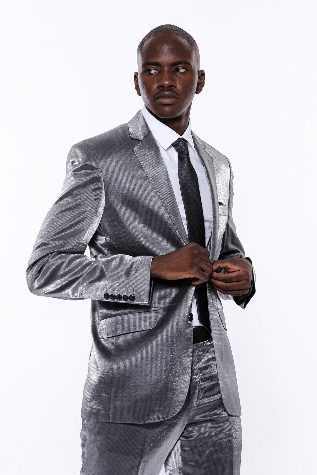 Тонкий атласный серый мужской костюм из двух частей с двумя пуговицами