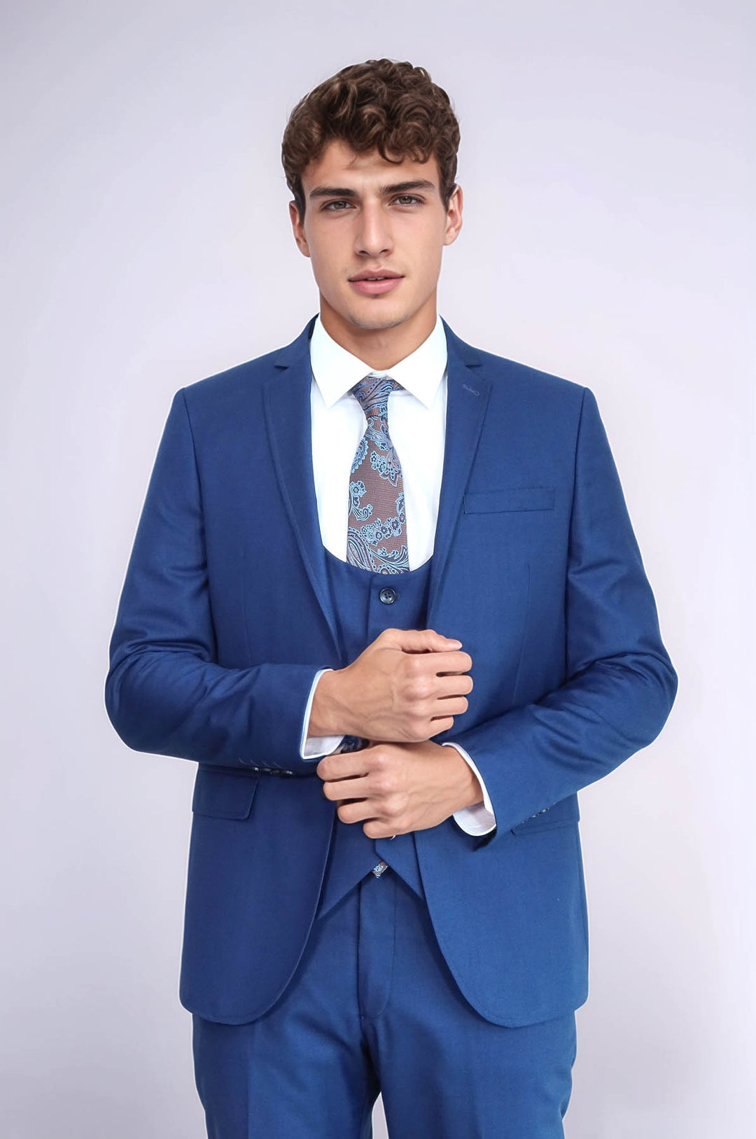 Однотонный мужской костюм темно-синего цвета с жилетом | Весс