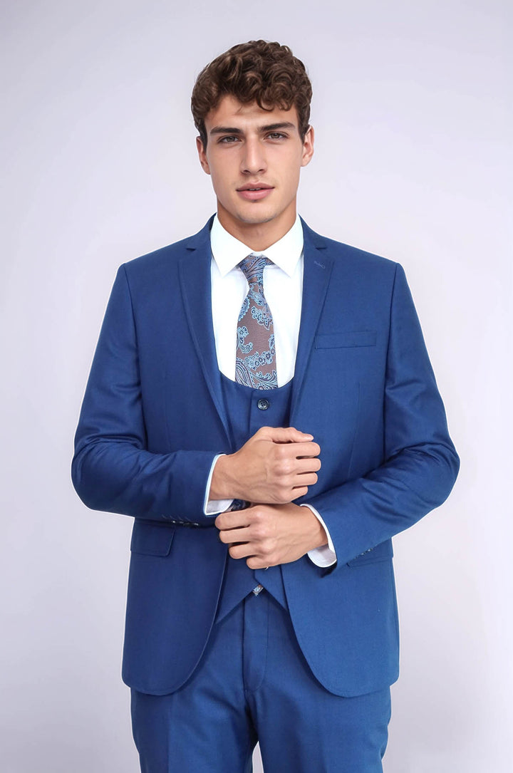 Однотонный мужской костюм темно-синего цвета с жилетом | Весс