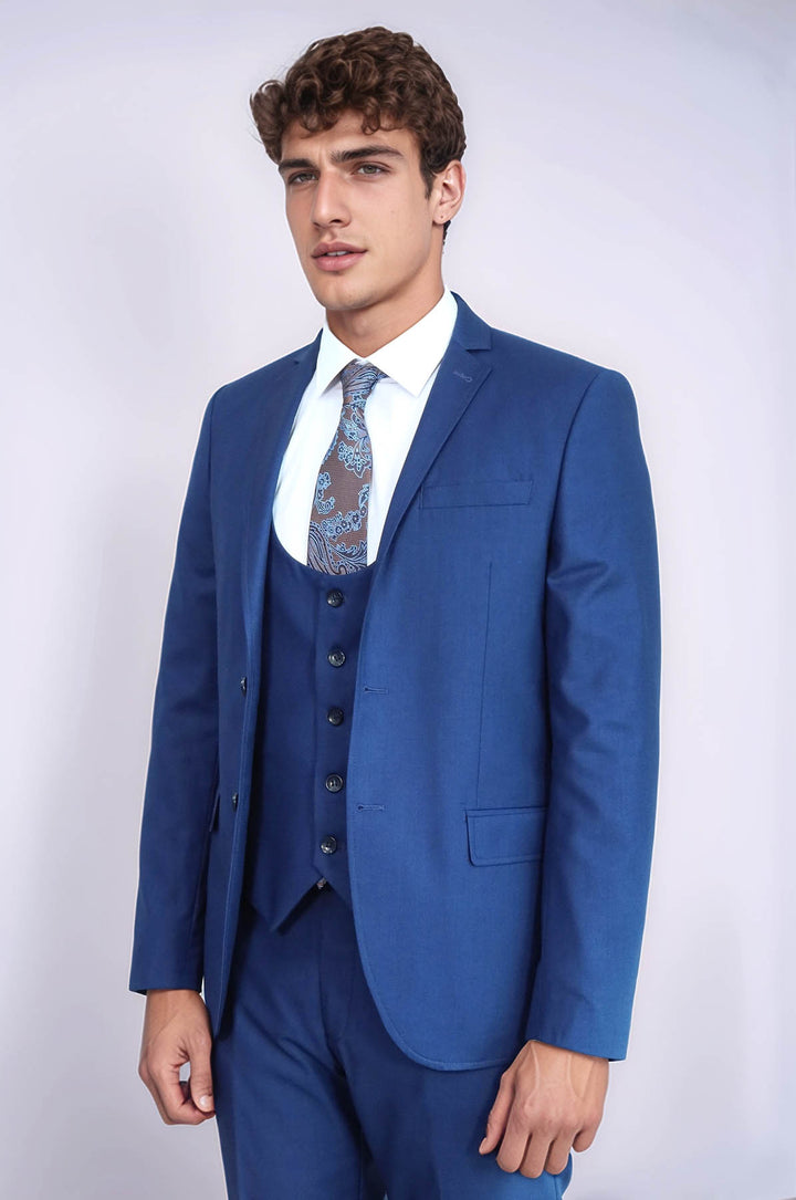 Однотонный мужской костюм темно-синего цвета с жилетом | Весс