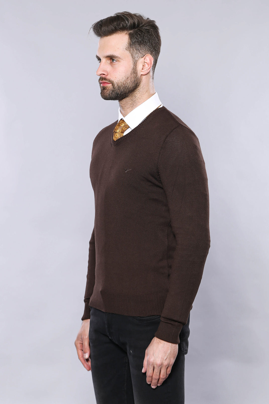 Maglieria da uomo marrone a maniche lunghe con scollo a V slim fit