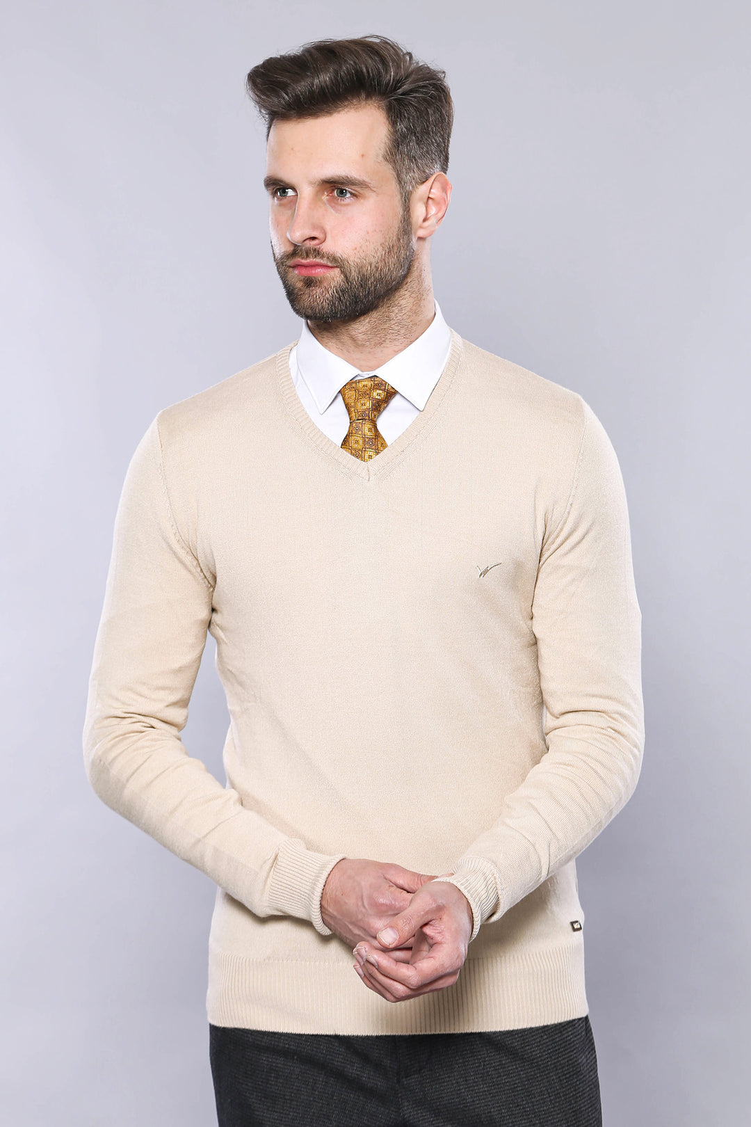Maglieria da uomo beige a maniche lunghe con scollo a V slim fit