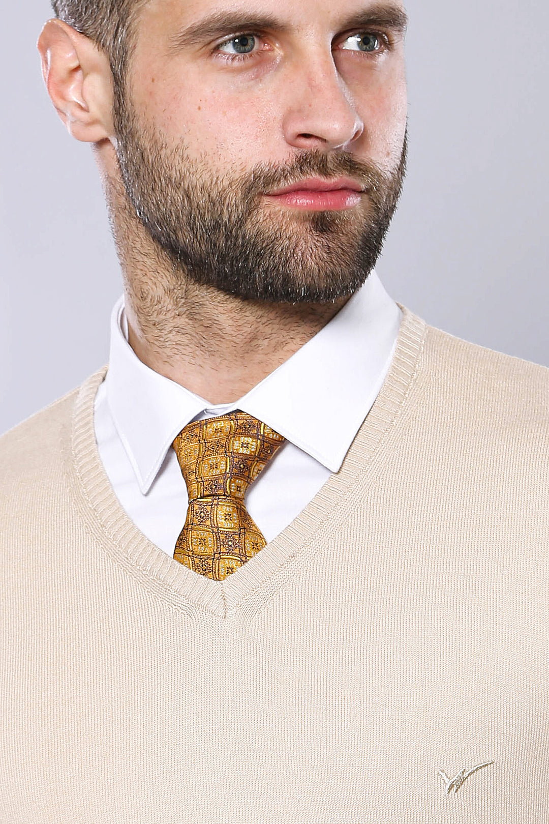 Maglieria da uomo beige a maniche lunghe con scollo a V slim fit