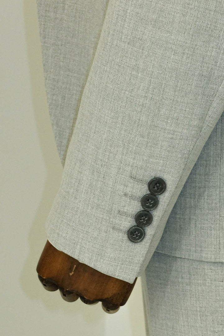 Traje gris de hombre de tres piezas, corte entallado y con un solo botón