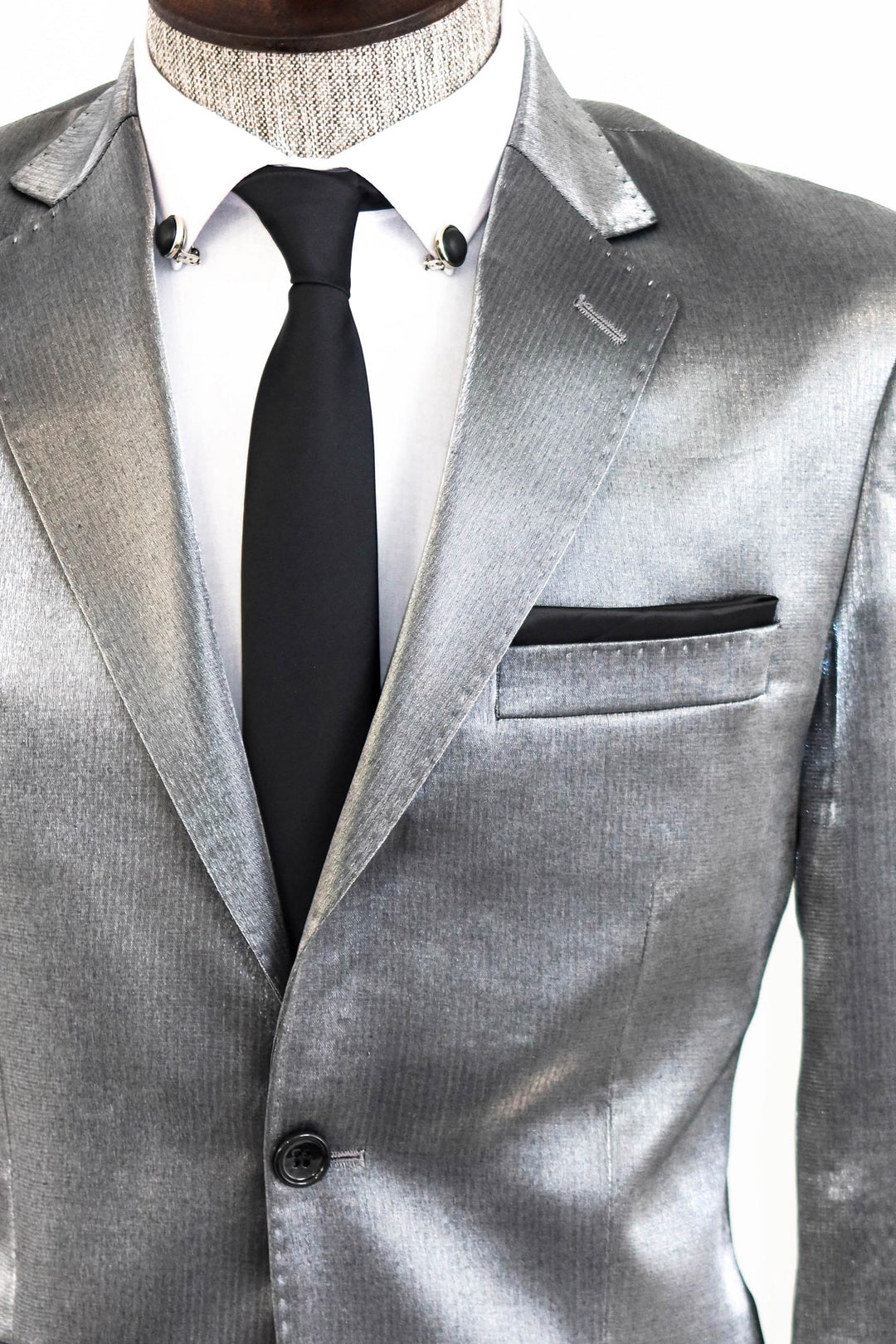 Тонкий атласный серый мужской костюм из двух частей с двумя пуговицами