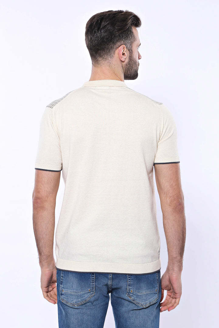 Camiseta tipo polo de punto color crema con cremallera y cuadros | wess