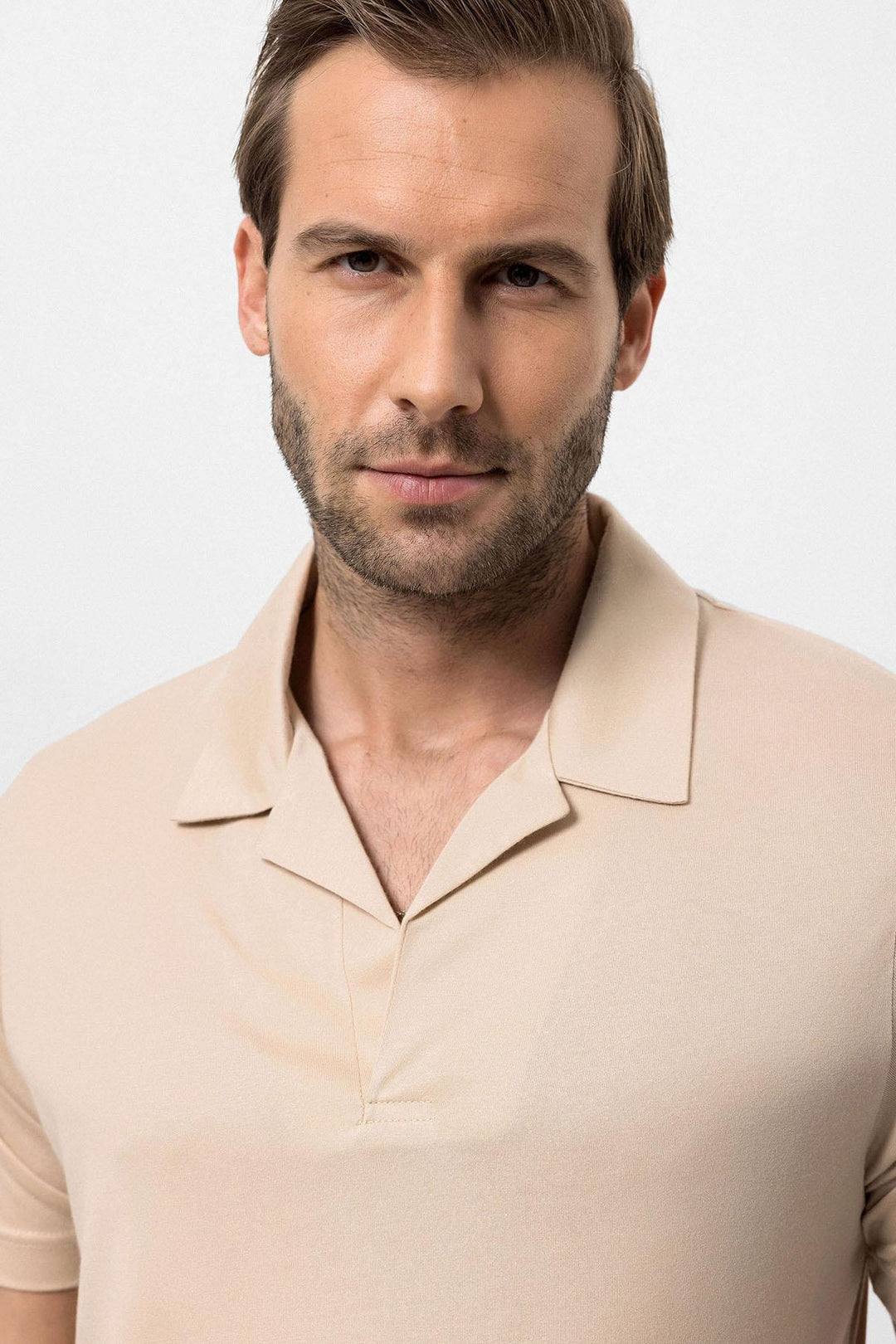 تي شيرت رجالي بياقة كامب باللون البيج بقصة عادية - Wessi