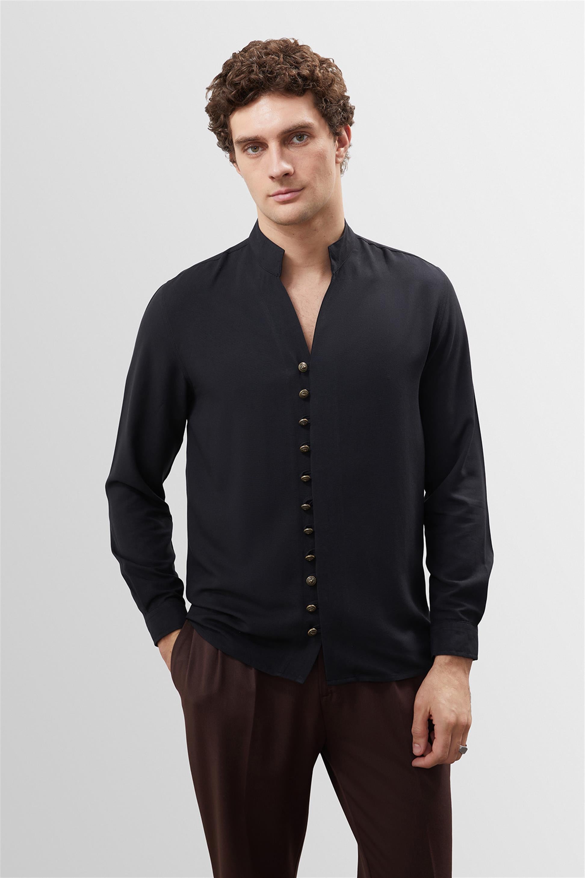 Camisa negra con cuello alto y detalles de botones para hombre Wessi