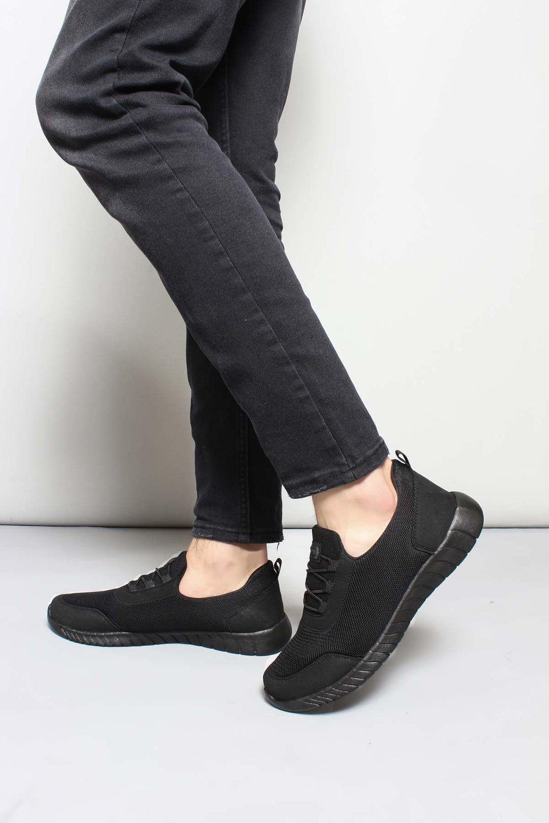 Zapatillas deportivas de malla con cordones negras para hombre - Wessi