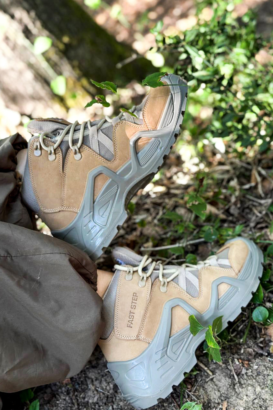 Scarponi da trekking da uomo marrone chiaro e grigi con suola robusta - Wessi