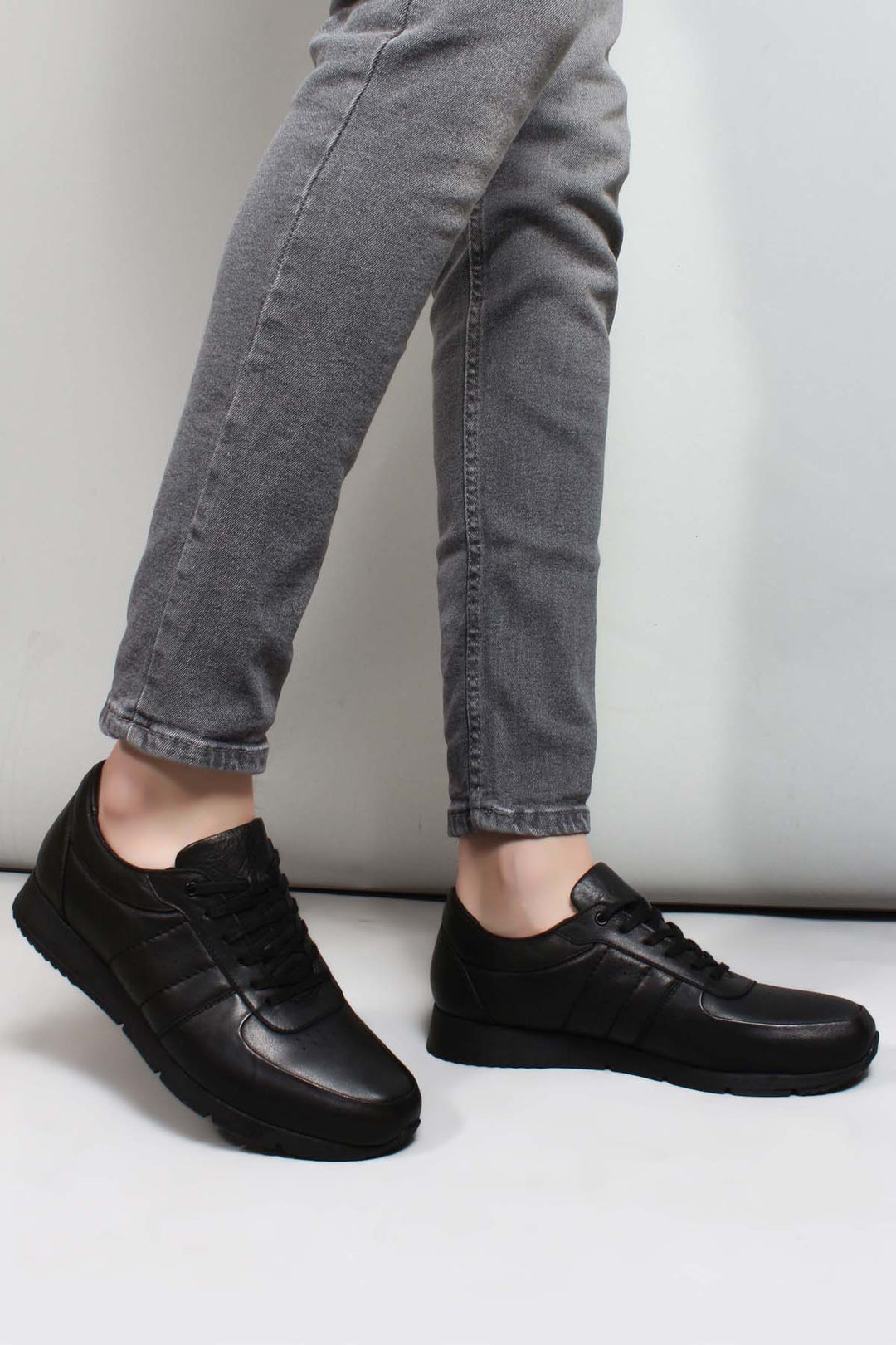 حذاء رياضي من الجلد باللون الأسود للرجال مع تفاصيل غرز دقيقة - Wessi