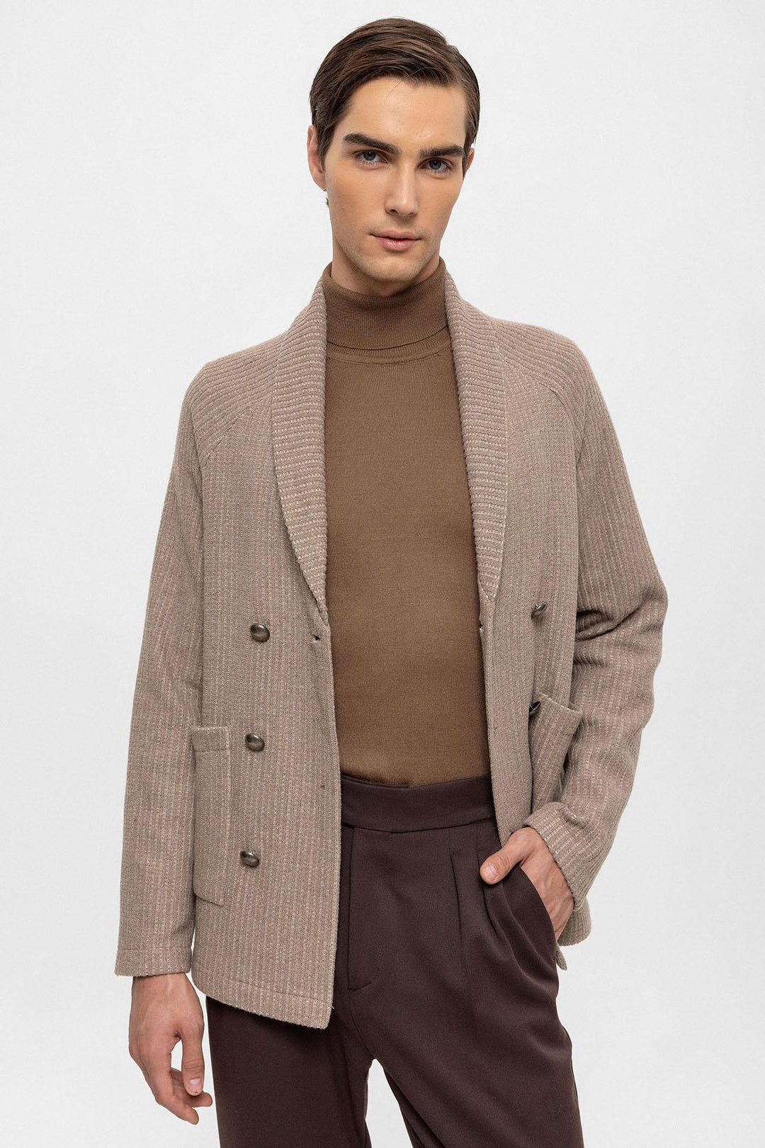 Cárdigan de hombre beige con cuello chal y cierre cruzado - Wessi