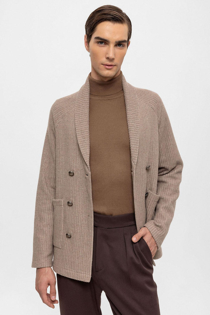 Cárdigan de hombre beige con cuello chal y cierre cruzado - Wessi