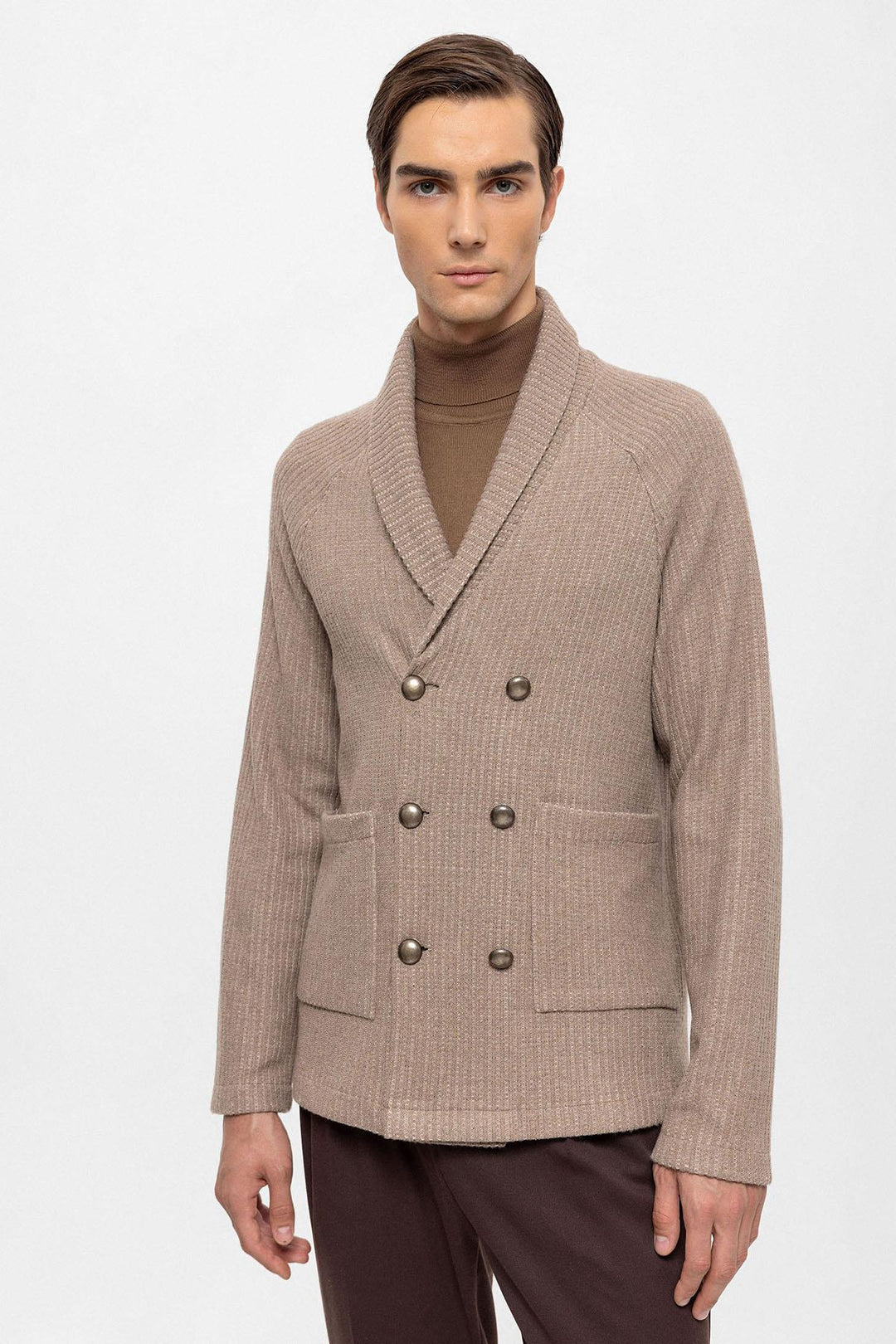 Cárdigan de hombre beige con cuello chal y cierre cruzado - Wessi