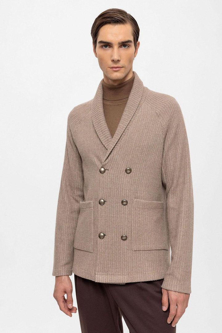 Cárdigan de hombre beige con cuello chal y cierre cruzado - Wessi