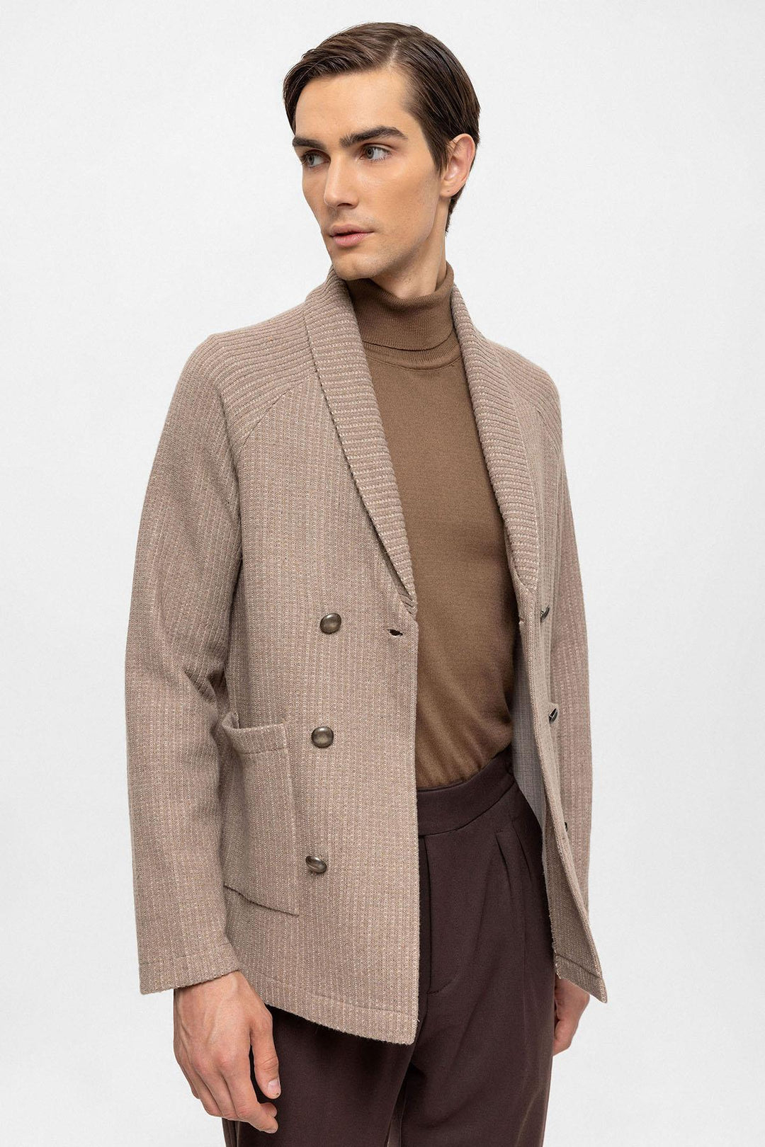 Cárdigan de hombre beige con cuello chal y cierre cruzado - Wessi