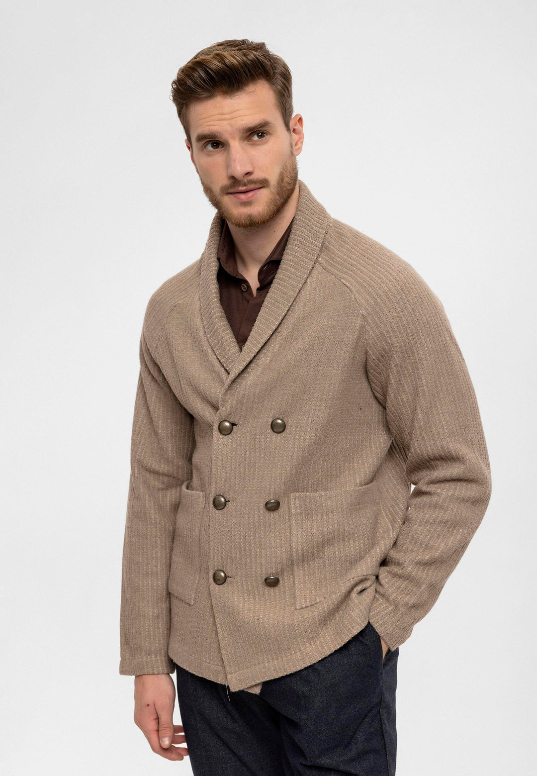 Cárdigan de hombre beige con cuello chal y cierre cruzado - Wessi