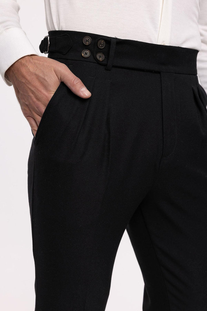 Pantalón de tela plisada con detalle de cinturón con hebilla lateral y cintura alta (boyfriend) negro para hombre - Wessi