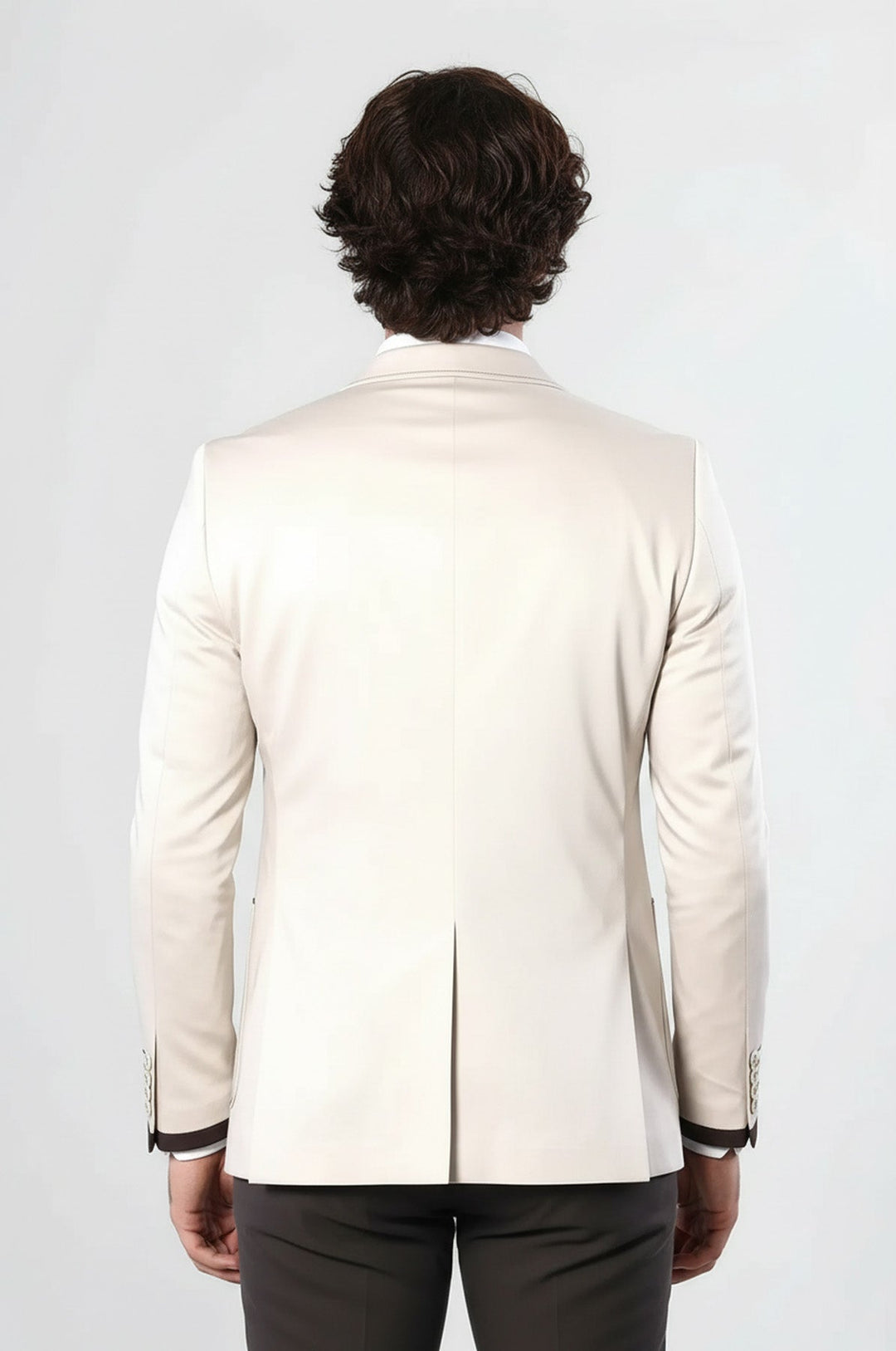 Chaqueta color crema con bolsillo tipo bolso y dos botones - Wessi