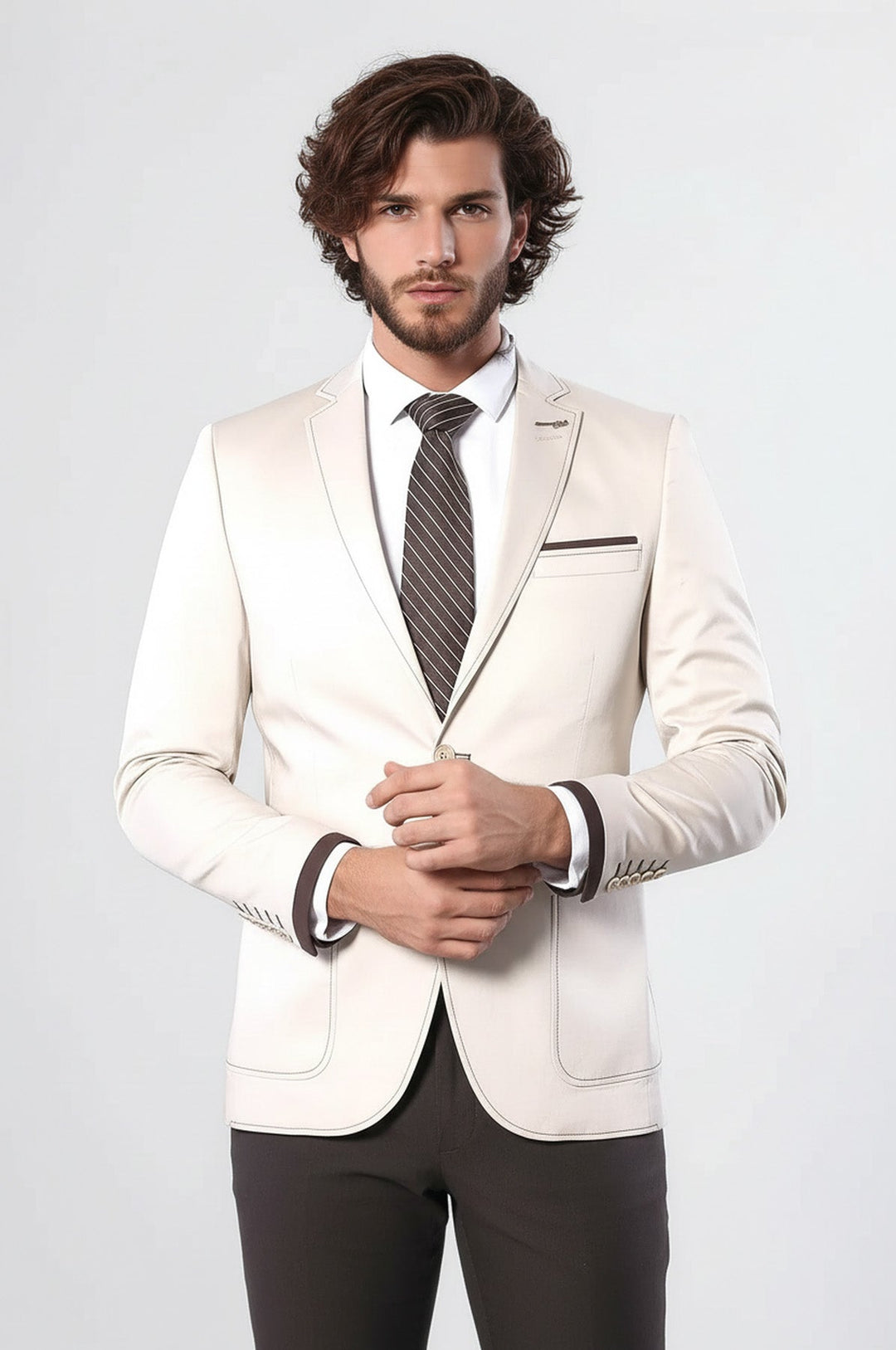 Chaqueta color crema con bolsillo tipo bolso y dos botones - Wessi