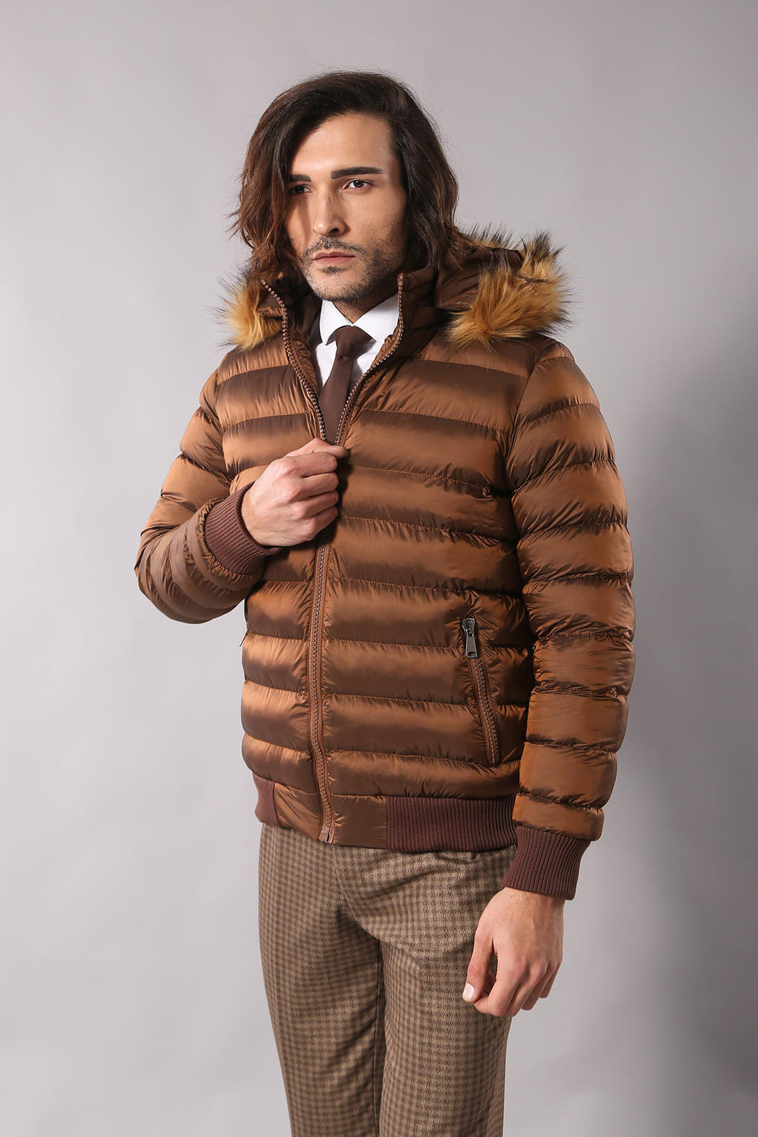 Abrigo acolchado con capucha de piel para hombre en color tostado | wess