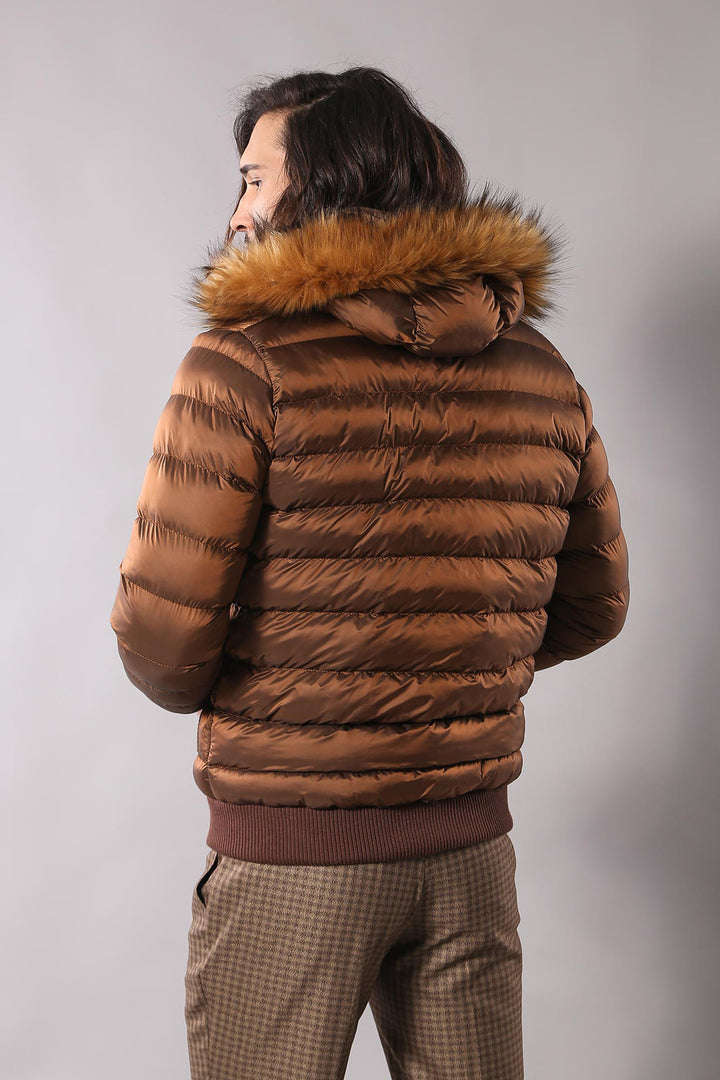 Abrigo acolchado con capucha de piel para hombre en color tostado | wess