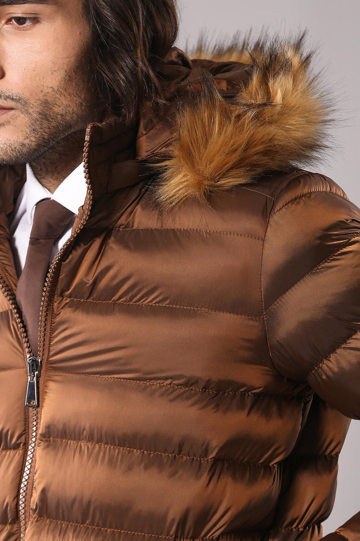 Abrigo acolchado con capucha de piel para hombre en color tostado | wess