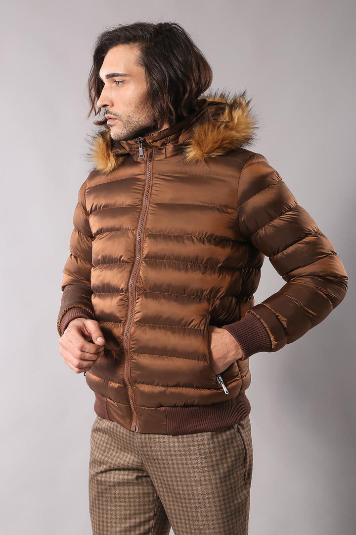 Abrigo acolchado con capucha de piel para hombre en color tostado | wess