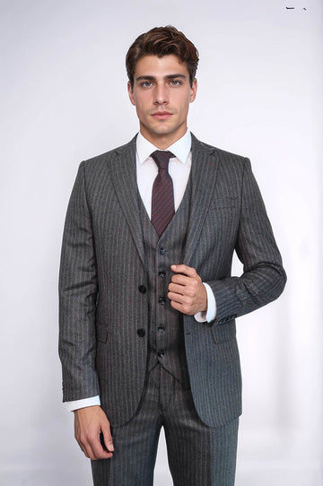 Traje de rayas negras con chaleco - Wessi