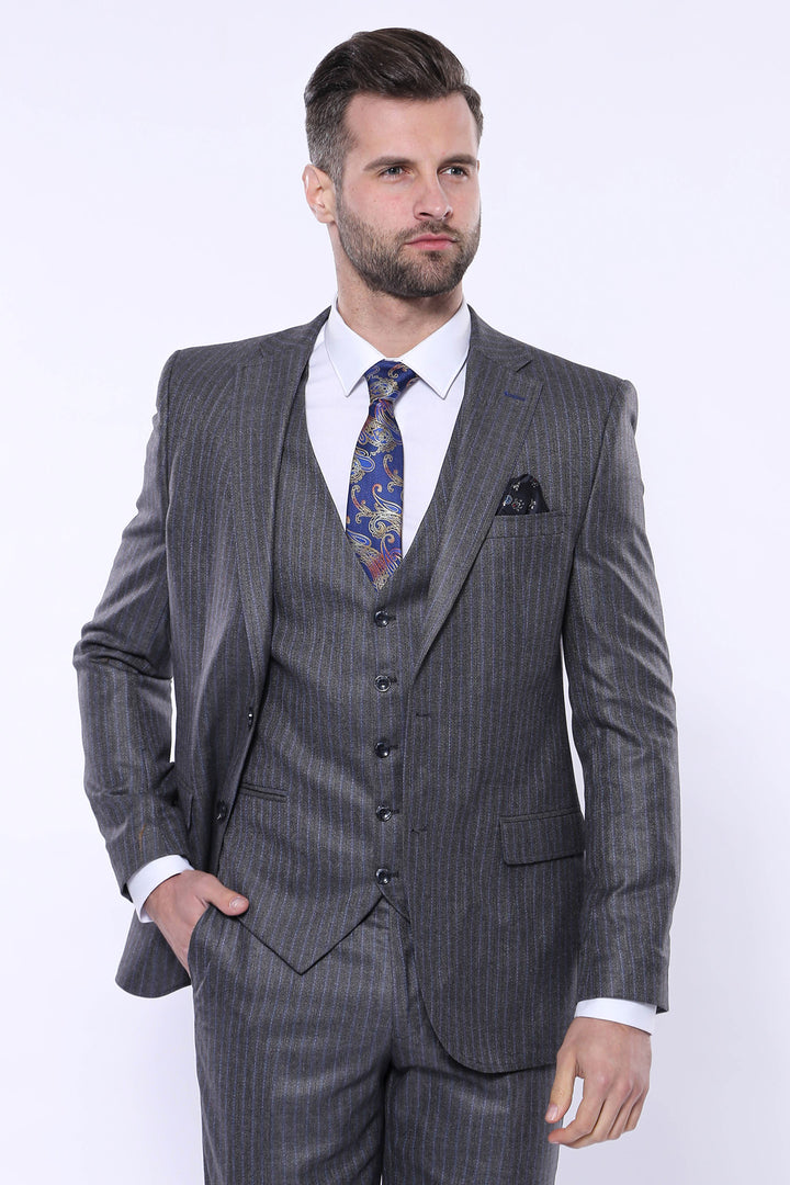 Traje gris a rayas con chaleco | Wessi - Wessi