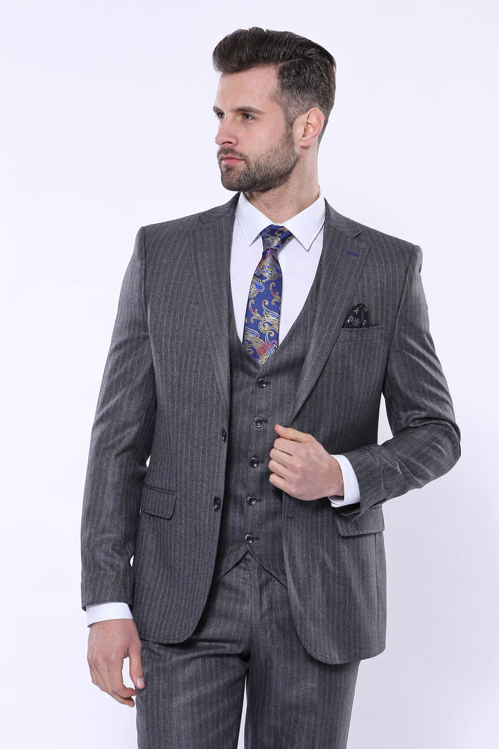 Traje gris a rayas con chaleco | Wessi - Wessi