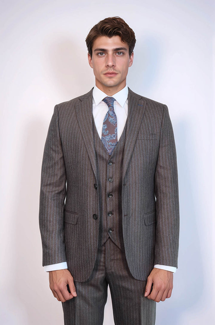 Traje con chaleco marrón a rayas | wess