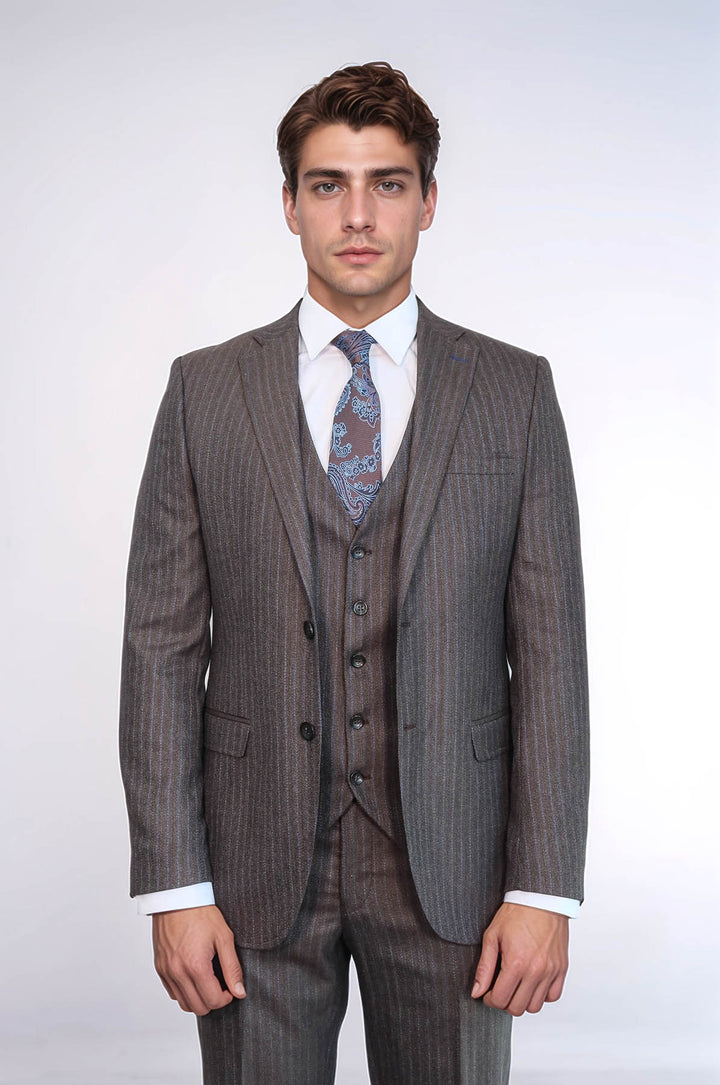 Traje con chaleco marrón a rayas | wess