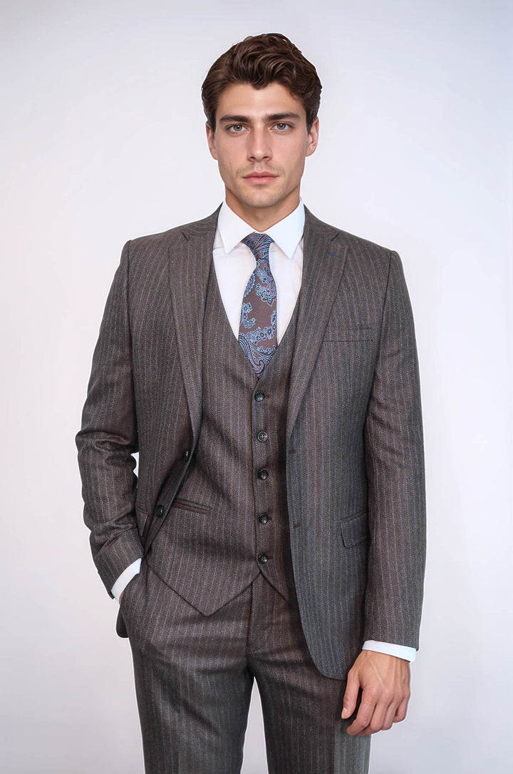 Traje con chaleco marrón a rayas | wess