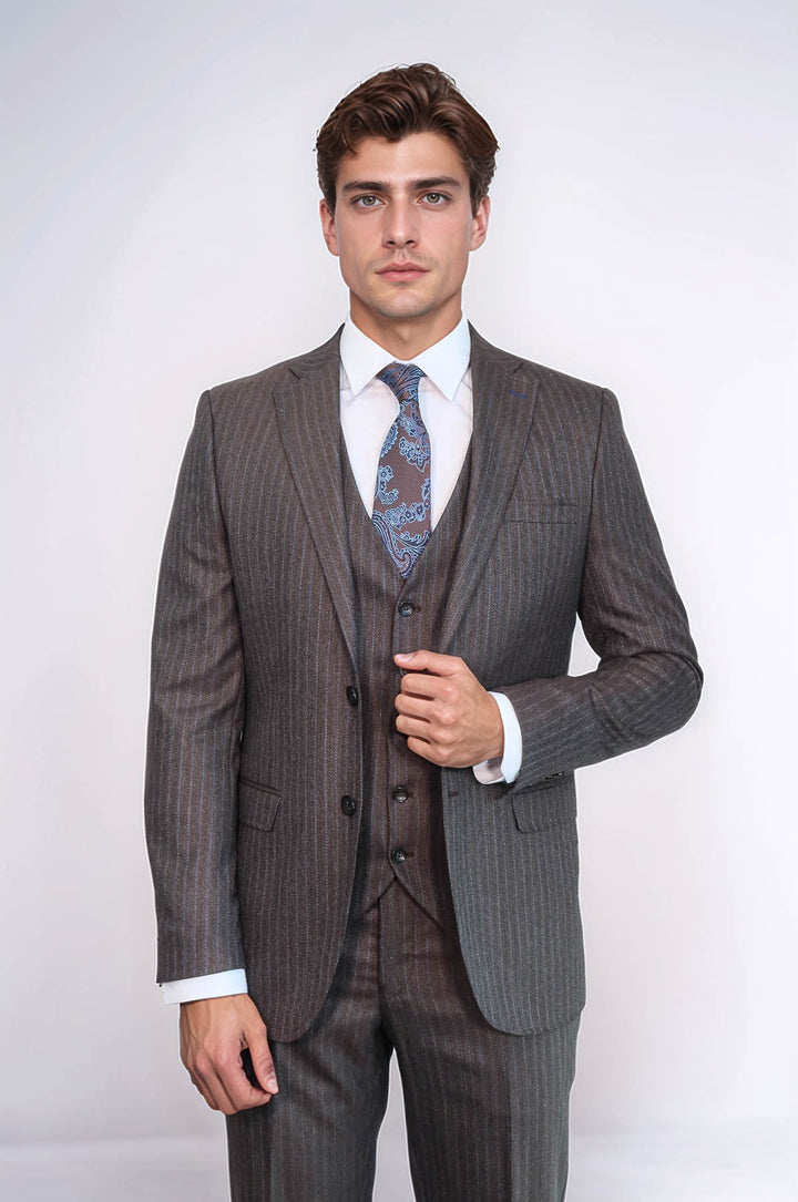 Traje con chaleco marrón a rayas | wess