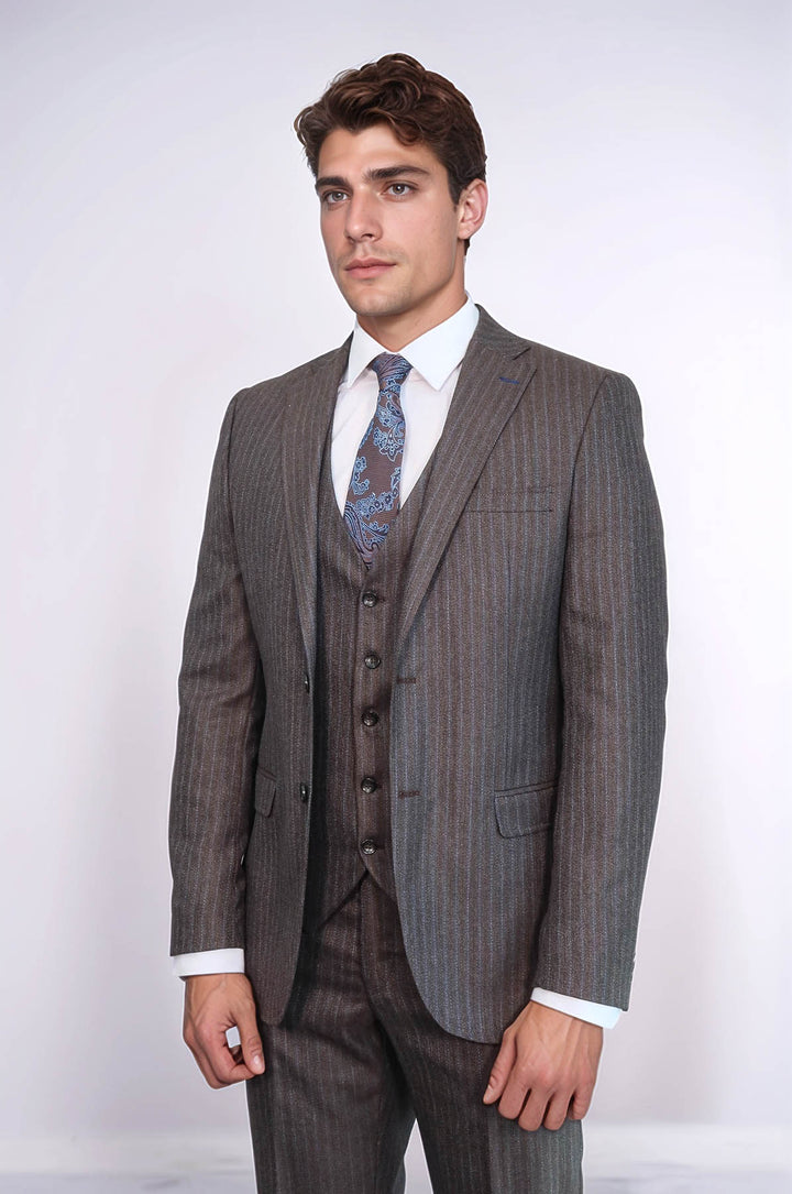 Traje con chaleco marrón a rayas | wess