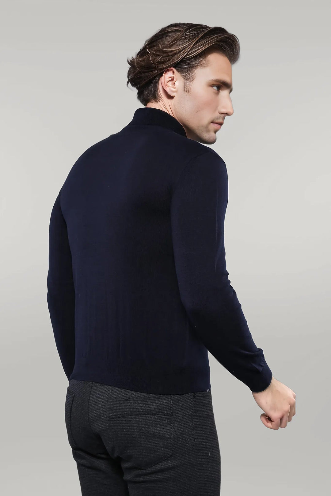Suéter azul marino de cuello alto para hombre | wess