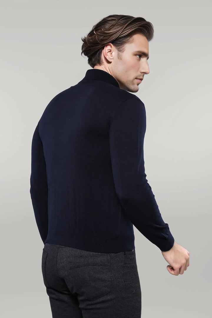 Suéter azul marino de cuello alto para hombre | wess
