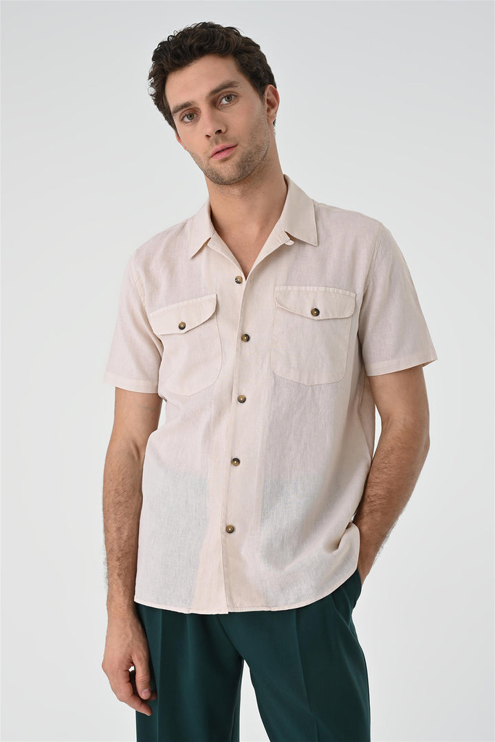 Camisa con detalle de bolsillo y cuello camp beige para hombre - Wessi