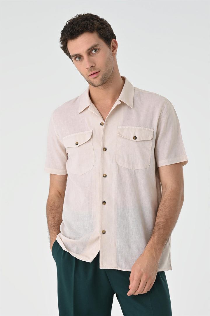 Camisa con detalle de bolsillo y cuello camp beige para hombre - Wessi