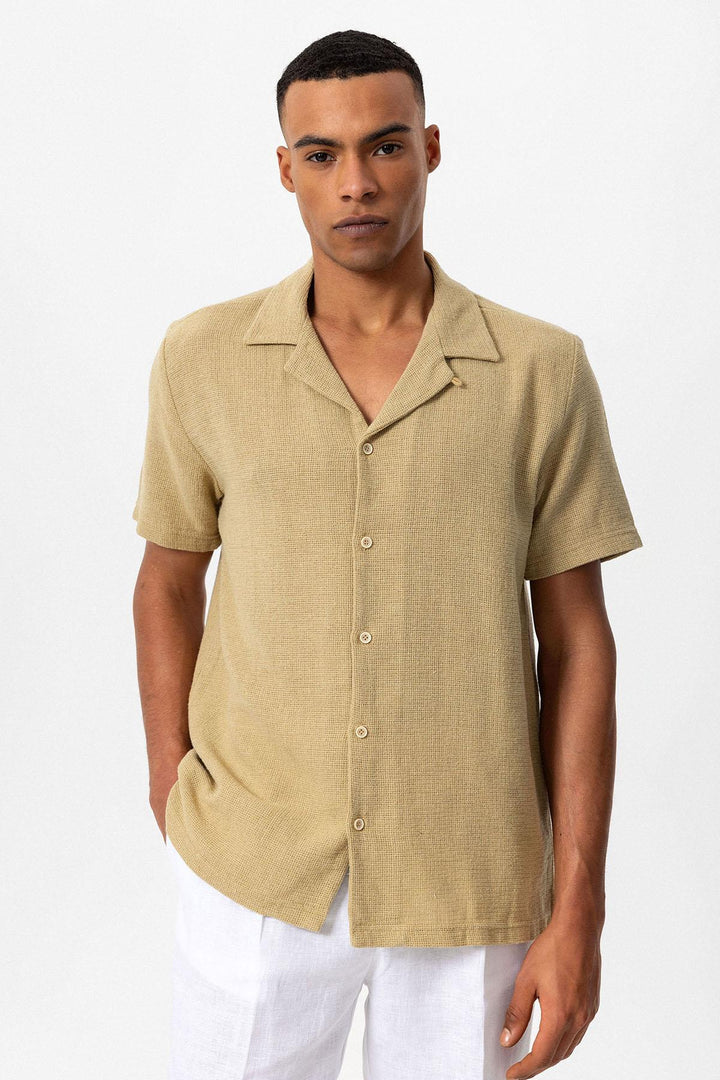 Camisa de hombre de punto beige con cuello camp texturizado - Wessi