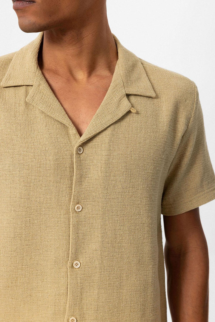 Camisa de hombre de punto beige con cuello camp texturizado - Wessi