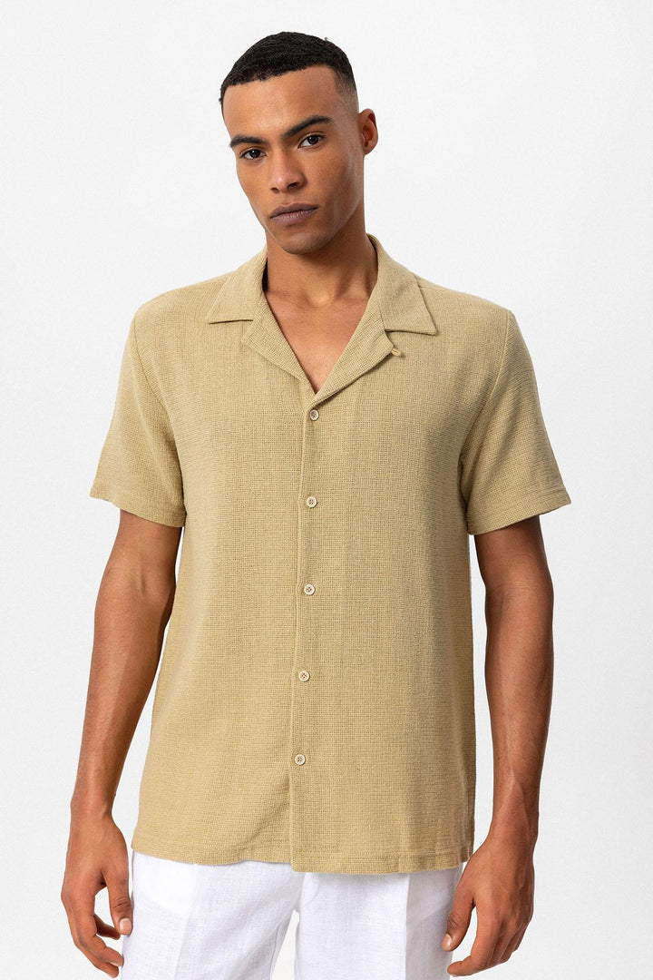 Camisa de hombre de punto beige con cuello camp texturizado - Wessi