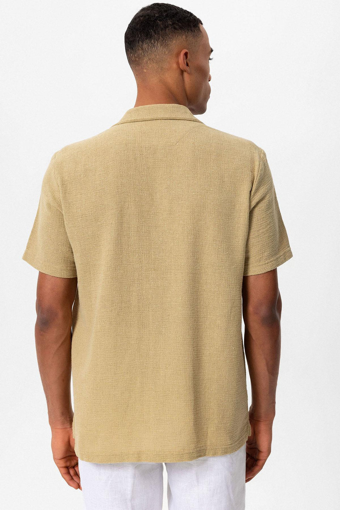 Camisa de hombre de punto beige con cuello camp texturizado - Wessi