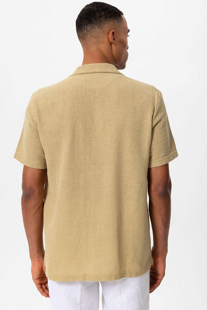 Camisa de hombre de punto beige con cuello camp texturizado - Wessi