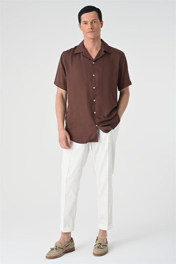 Camisa oversize de manga corta con cuello abierto en marrón para hombre - Wessi
