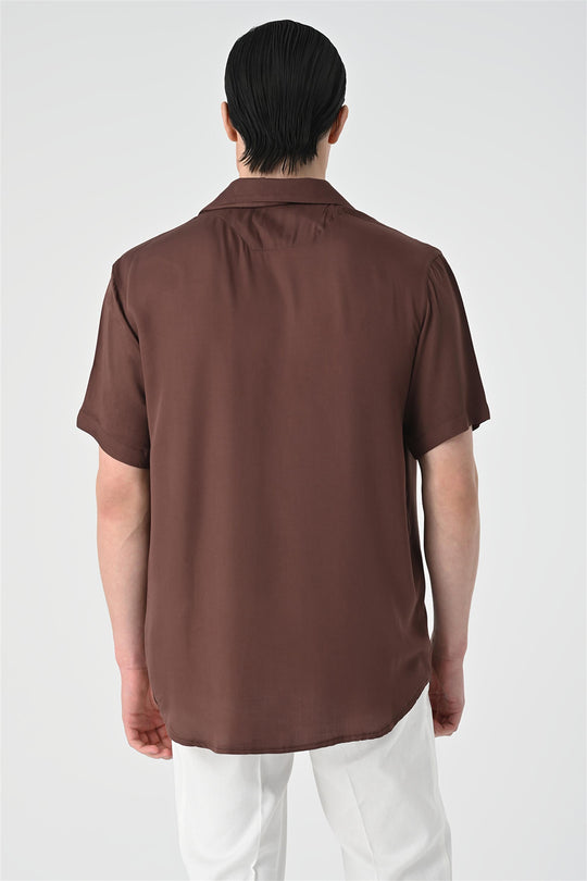 Camisa oversize de manga corta con cuello abierto en marrón para hombre - Wessi